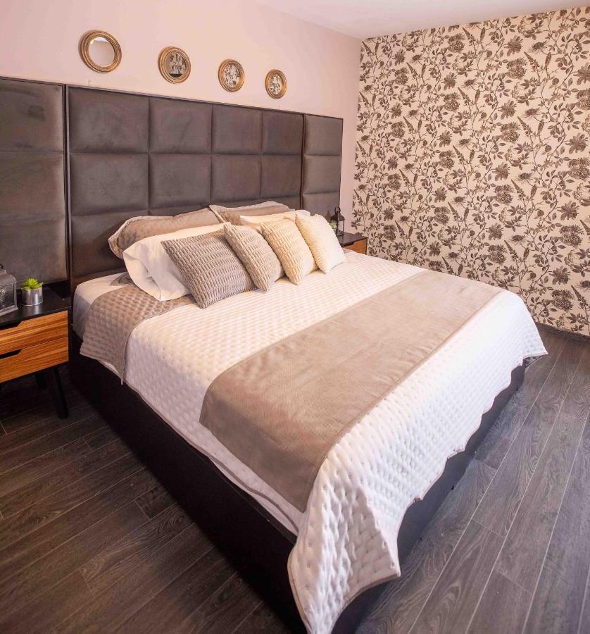 Quarto com Cama Queen-size e Banheiro Compartilhado