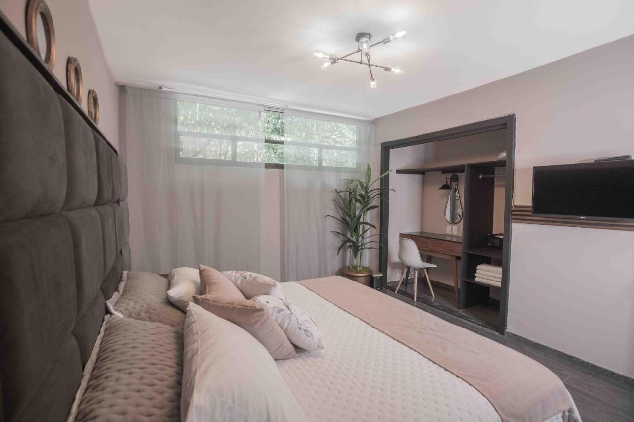 Quarto com Cama Queen-size e Banheiro Compartilhado