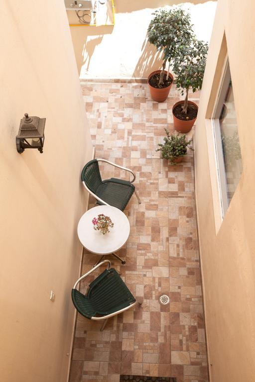 Quarto com 2 Camas de Solteiro e Terraço