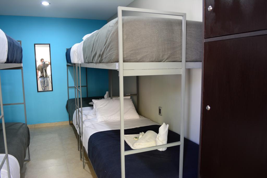 Cama en habitación compartida mixta con 6 camas y baño